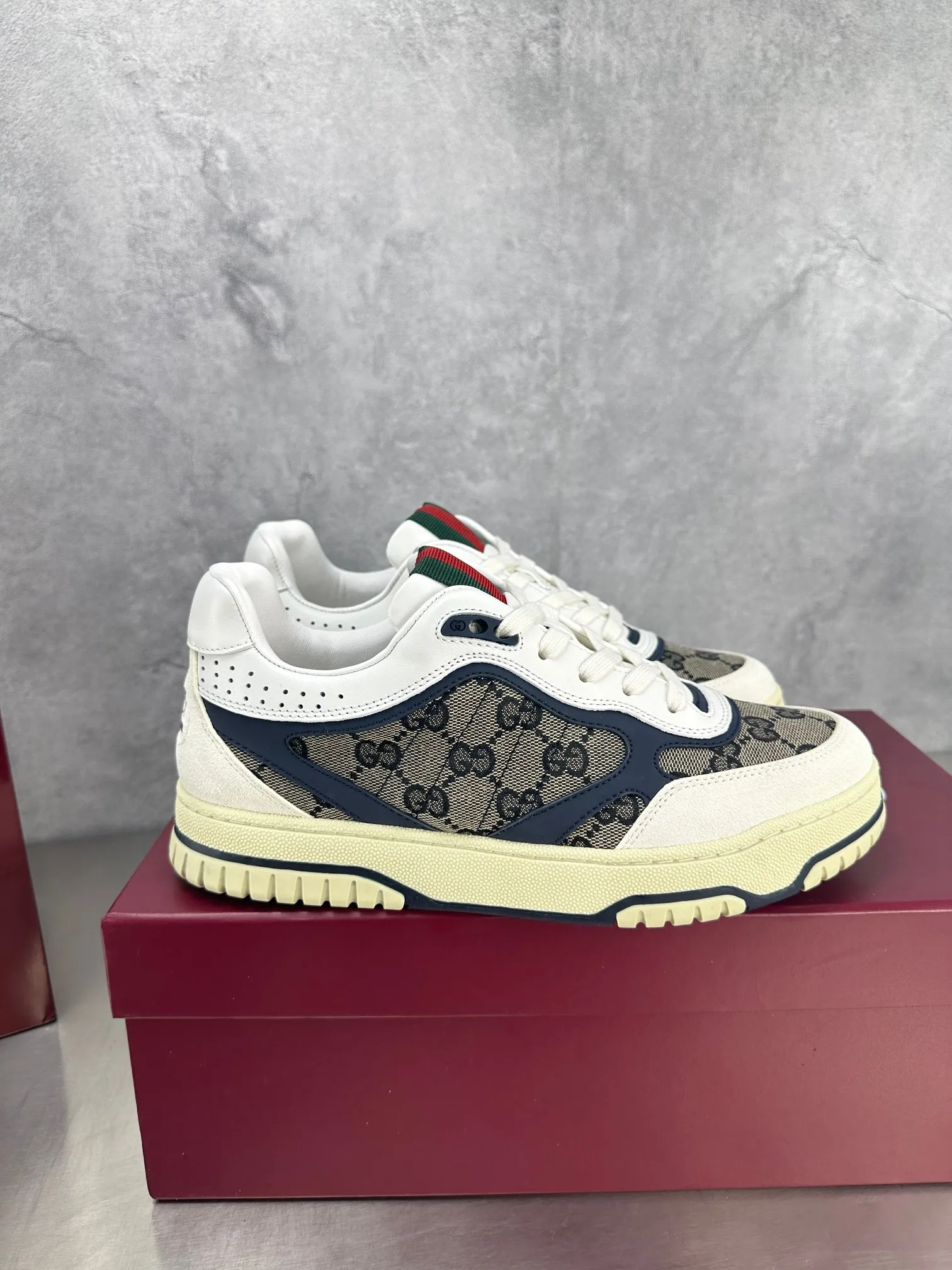 👟👟Ex-factory price 600👟👟 Gucci's latest hot-selling series of high and low-cut distressed couple's sneakers are shipped. The original version is purchased, developed and manufactured. This high-low top sneaker adopts a basketball-style silhouette design, cleverly integrated with hollow panels and distressed effects, showing its unique ingenuity. The ingenuity incorporates brand logo details such as interlocking Double G styling accessories and Gucci lettering, a low-key tribute to the brand's design heritage. Exquisite packaging at the delivery counter 🛍📦 ▪️ Fabric: Original customized imported first-layer cowhide ▪️ Inner lining: Imported first-layer cowhide ▪️ Sole: Original molded TPU sole ▪️ Sole thickness: 3cm ▪️ Size: 35-46 (Male 38 46 customized)